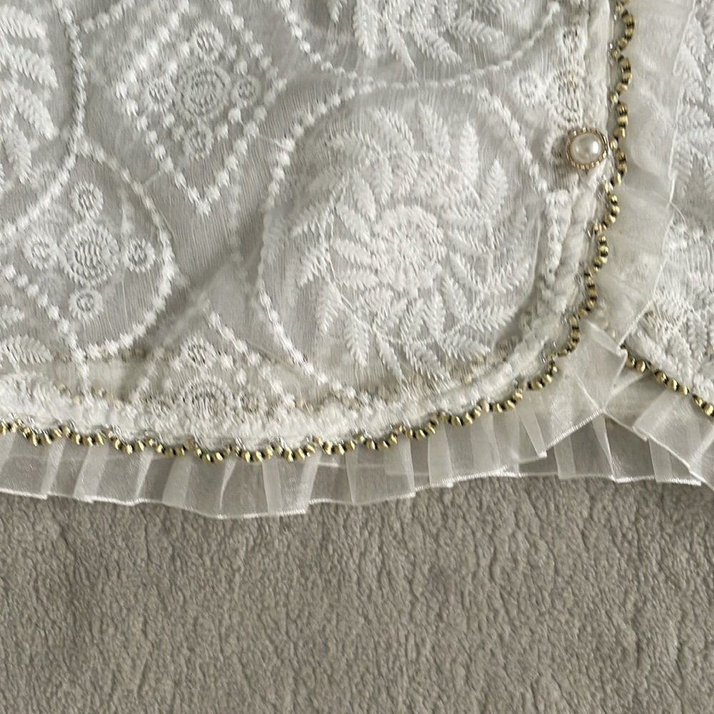 Delicate Embroidery Top - Picture 4 of 9
